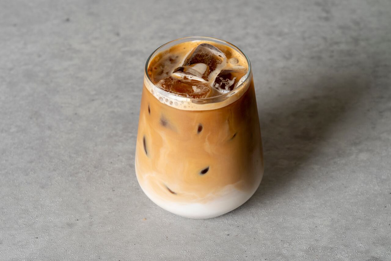 bir bardakta iced latte kahve