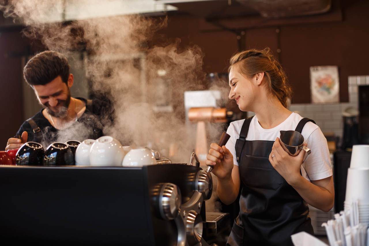 gülümseyen kadın barista