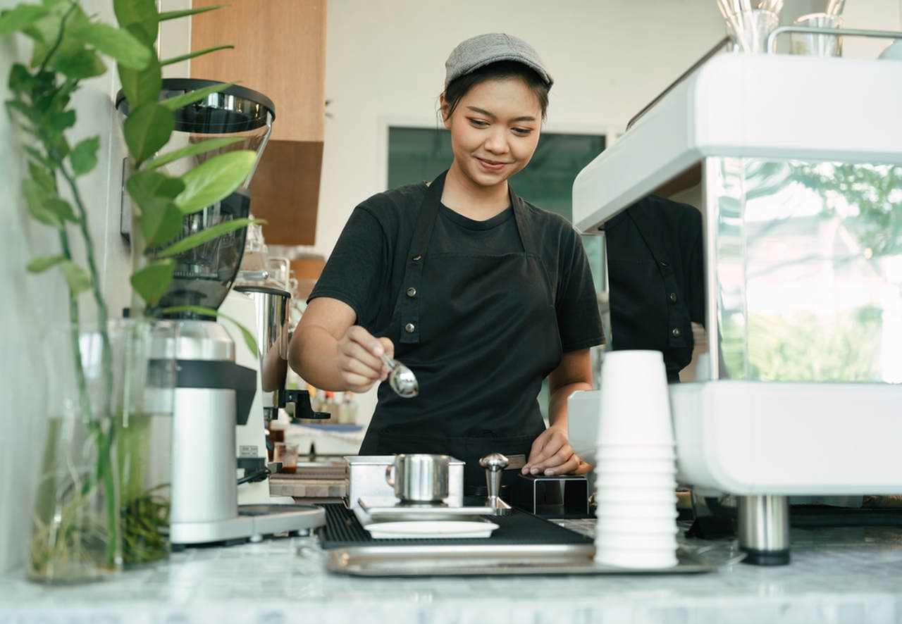 kahve yapan kadın barista