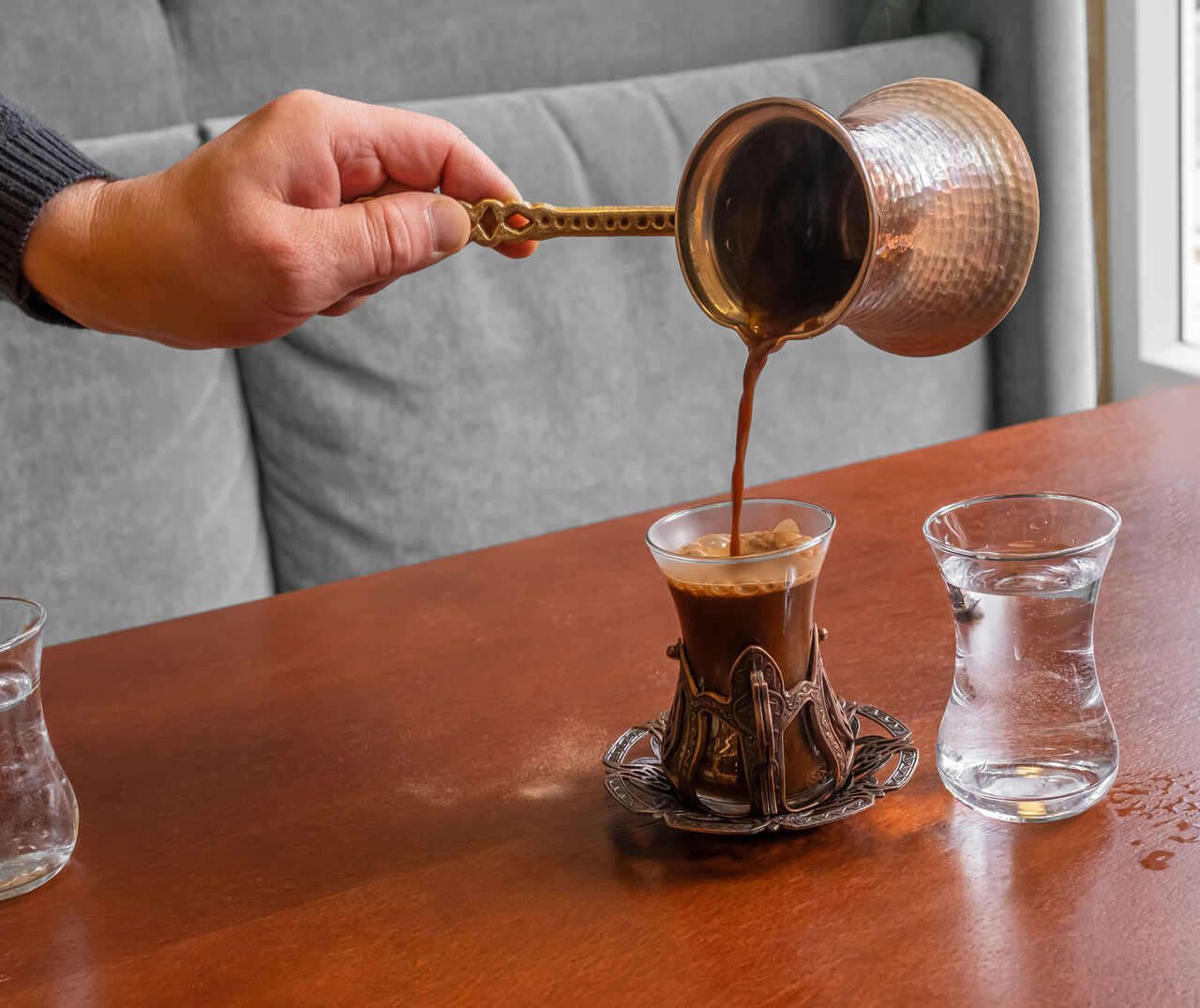 çay bardağında servis edilen süvari kahve ve su