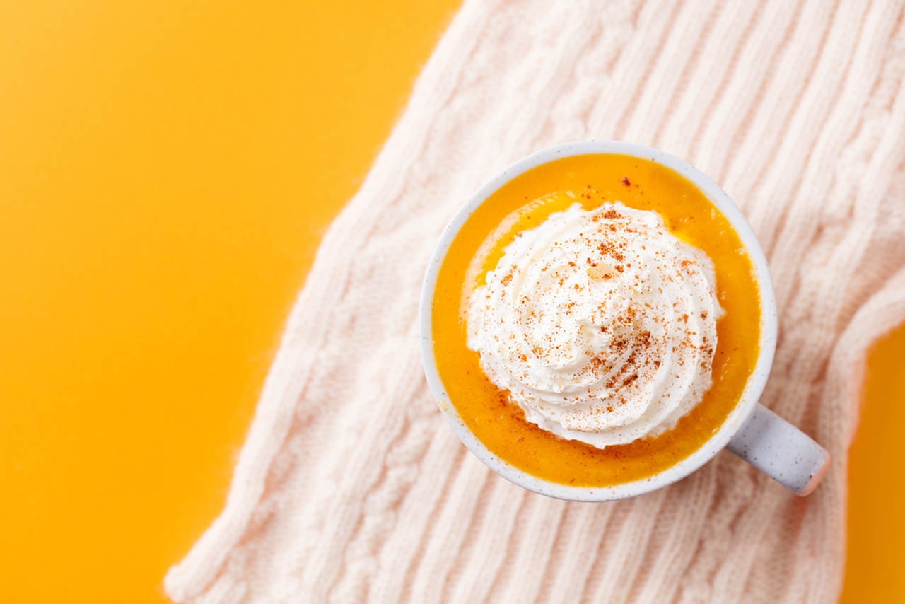 yukarıdan çekilmiş bardakta pumpkin latte