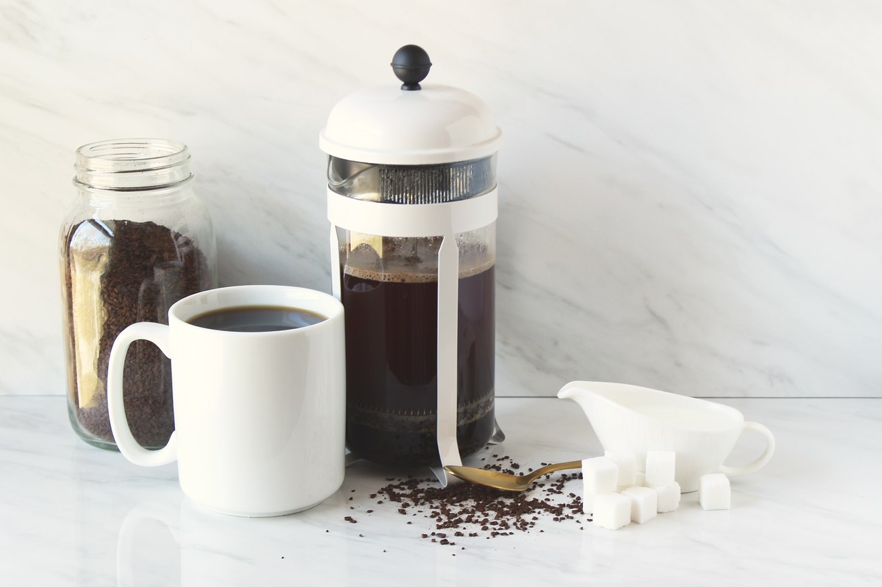 french press, kahve fincanı ve kahve