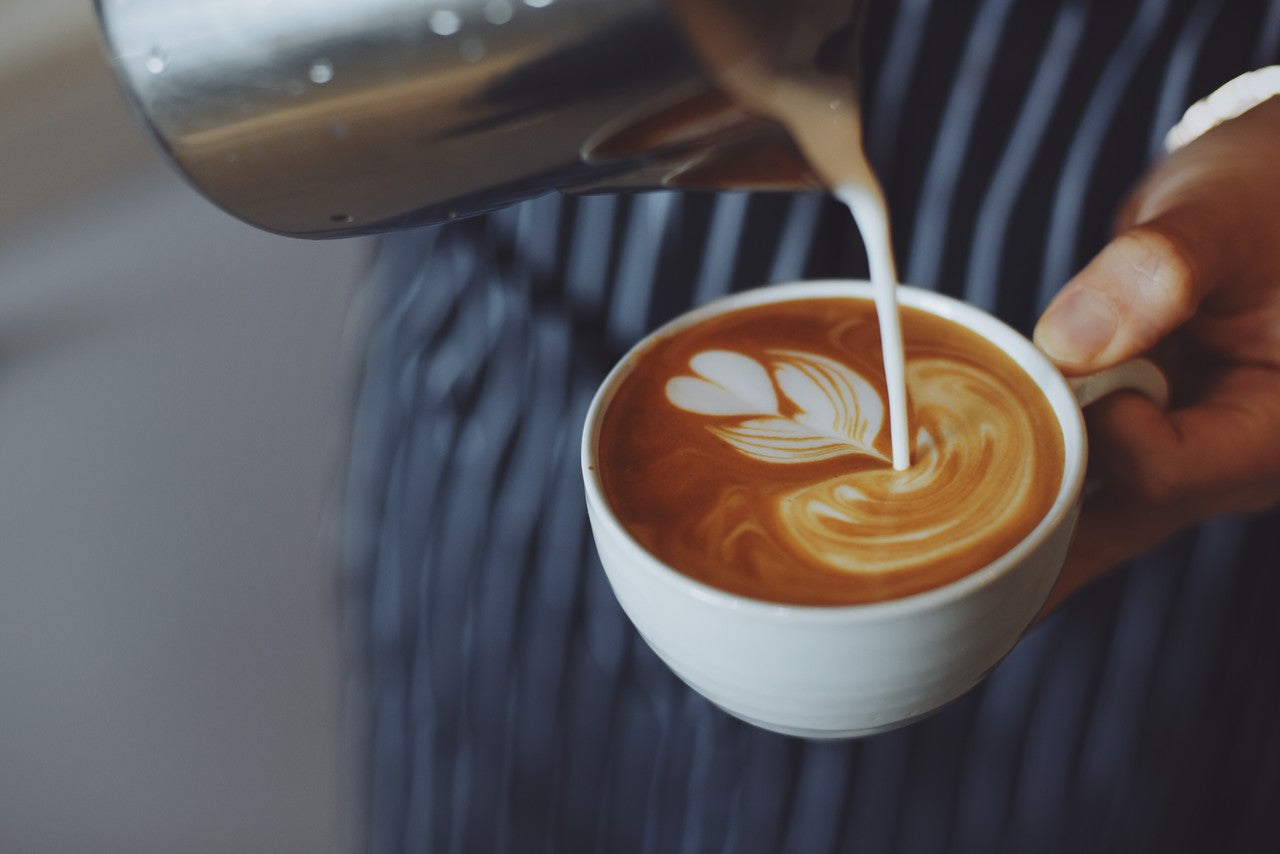 latte art yapan barista