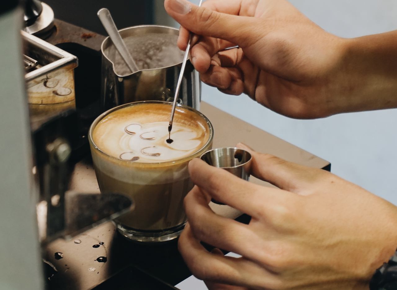 latte kalemi ile latte art yapan barista