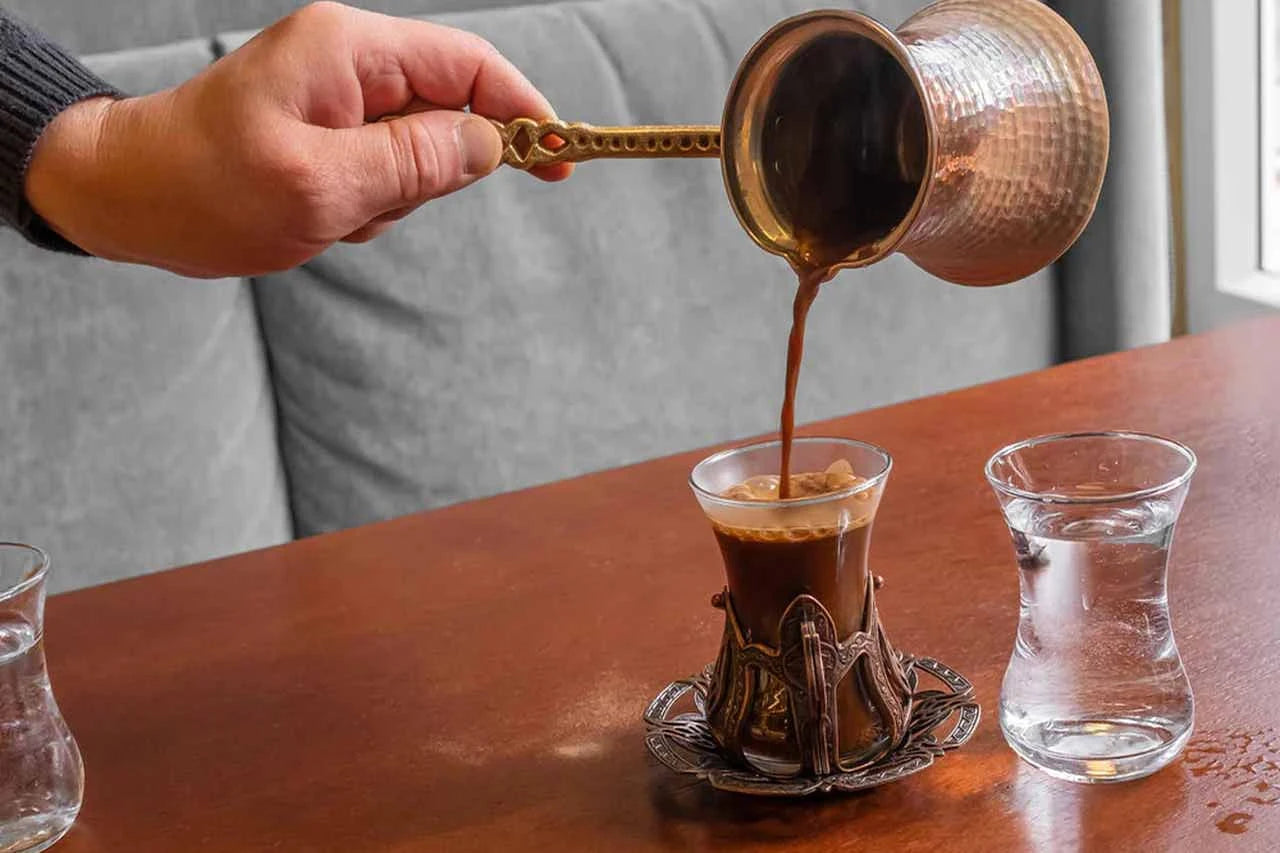 Bakır cezveden çay bardağına aktarılan süvari kahvesi