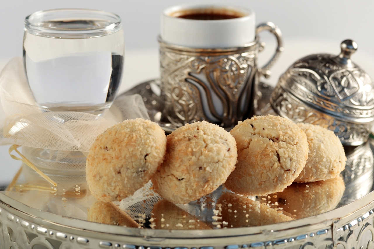 türk kahvesi yanında ikramlık lokmalık kurabiye