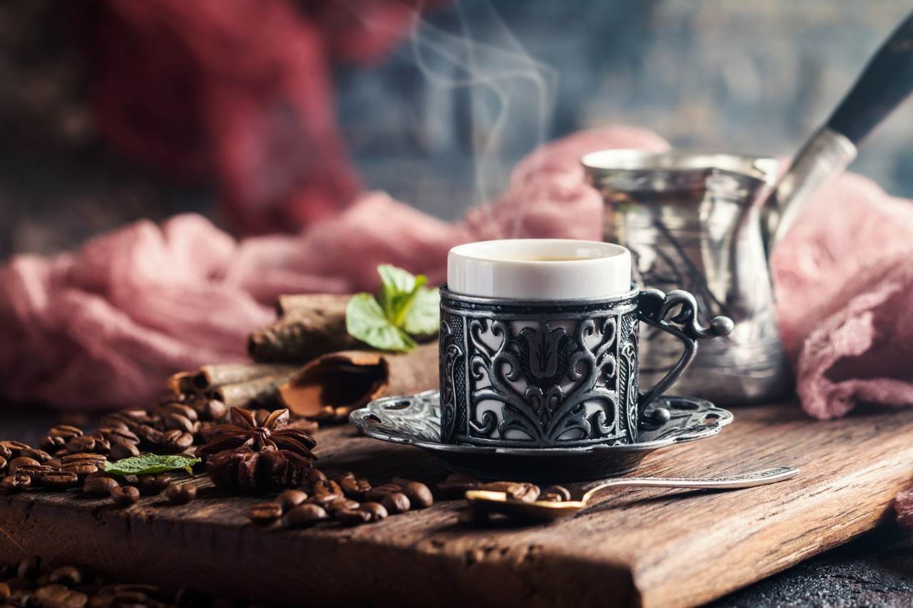 Türkiye'de önemli bir yere sahip Türk kahvesi fincanı ve metal cezve