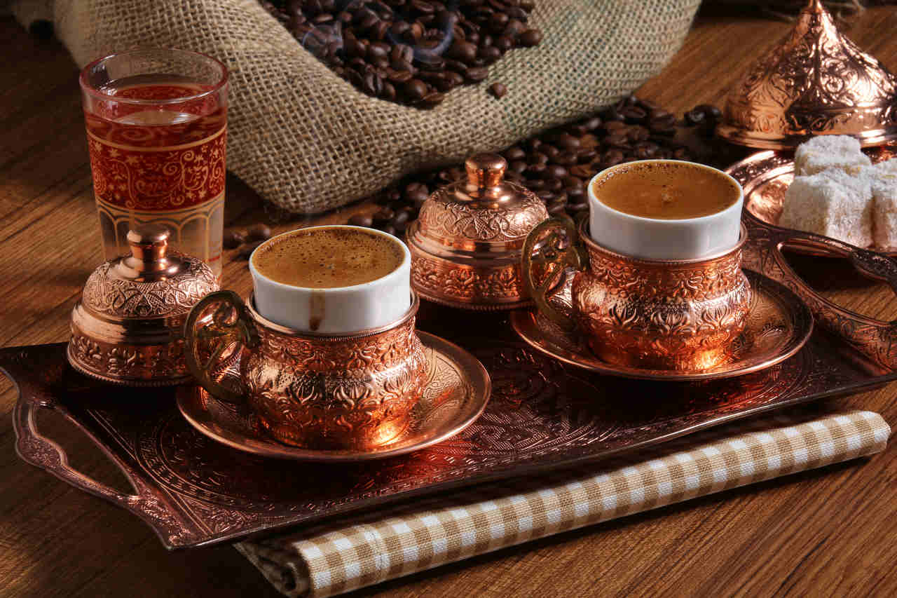 Bir tepsinin içindeki bakır Türk kahvesi fincanları