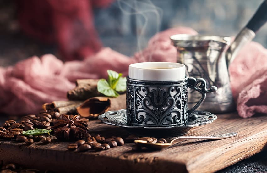 gümüş tepsi ve gümüş fincanların içinde bulunan Türk kahveleri