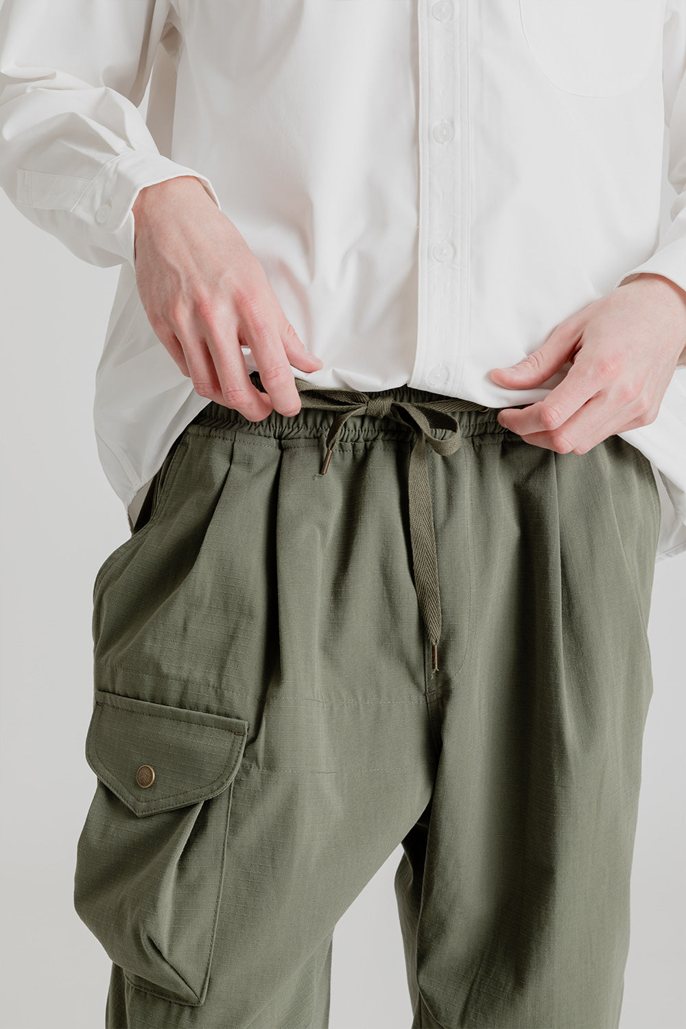 Yuan Relax Tuck Slacks olive ブラック系 パンツ 通販 格安 店舗