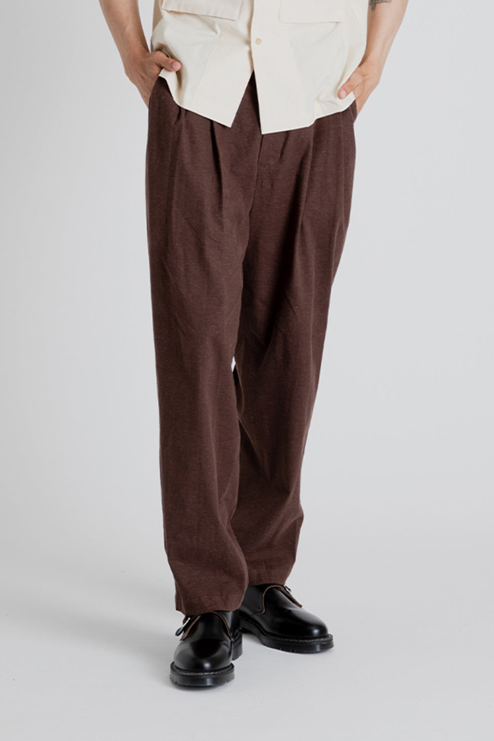 uniform bridge linen two tuck slack pants brown 7