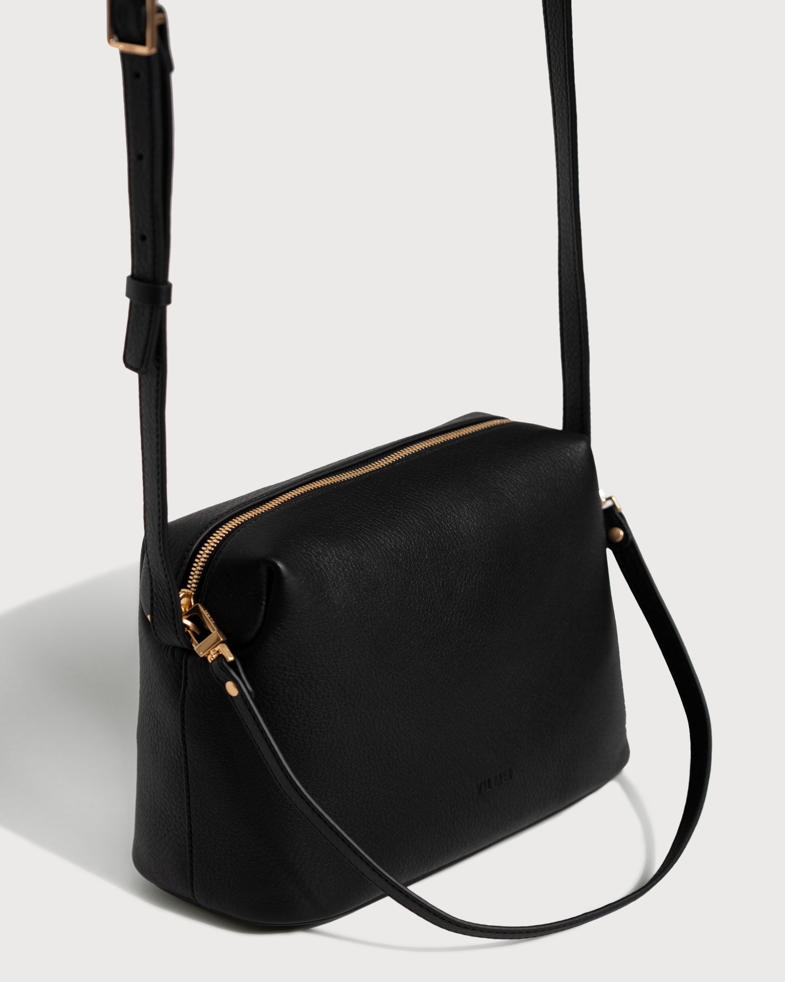 Bag side profile with detachable shoulder strap