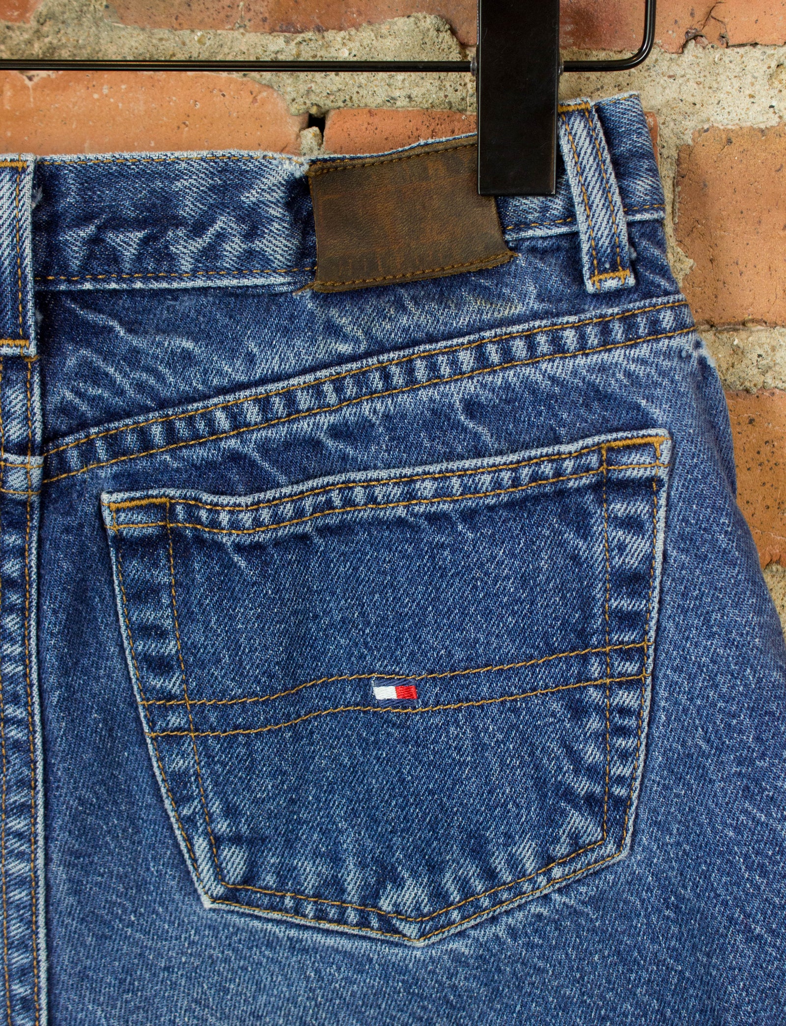 geld zwavel Aangepaste Vintage Tommy Hilfiger Cut Off Denim Shorts 90s Leather Flag Patch 26 –  Black Shag Vintage