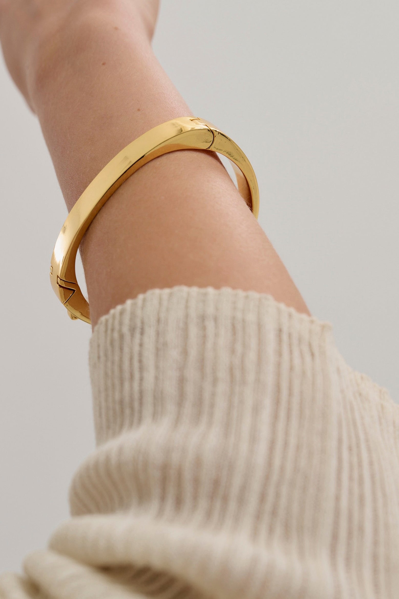 ESSENTIAL BANGLE