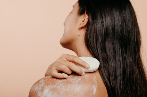 woman using elliqua cleansing body bar