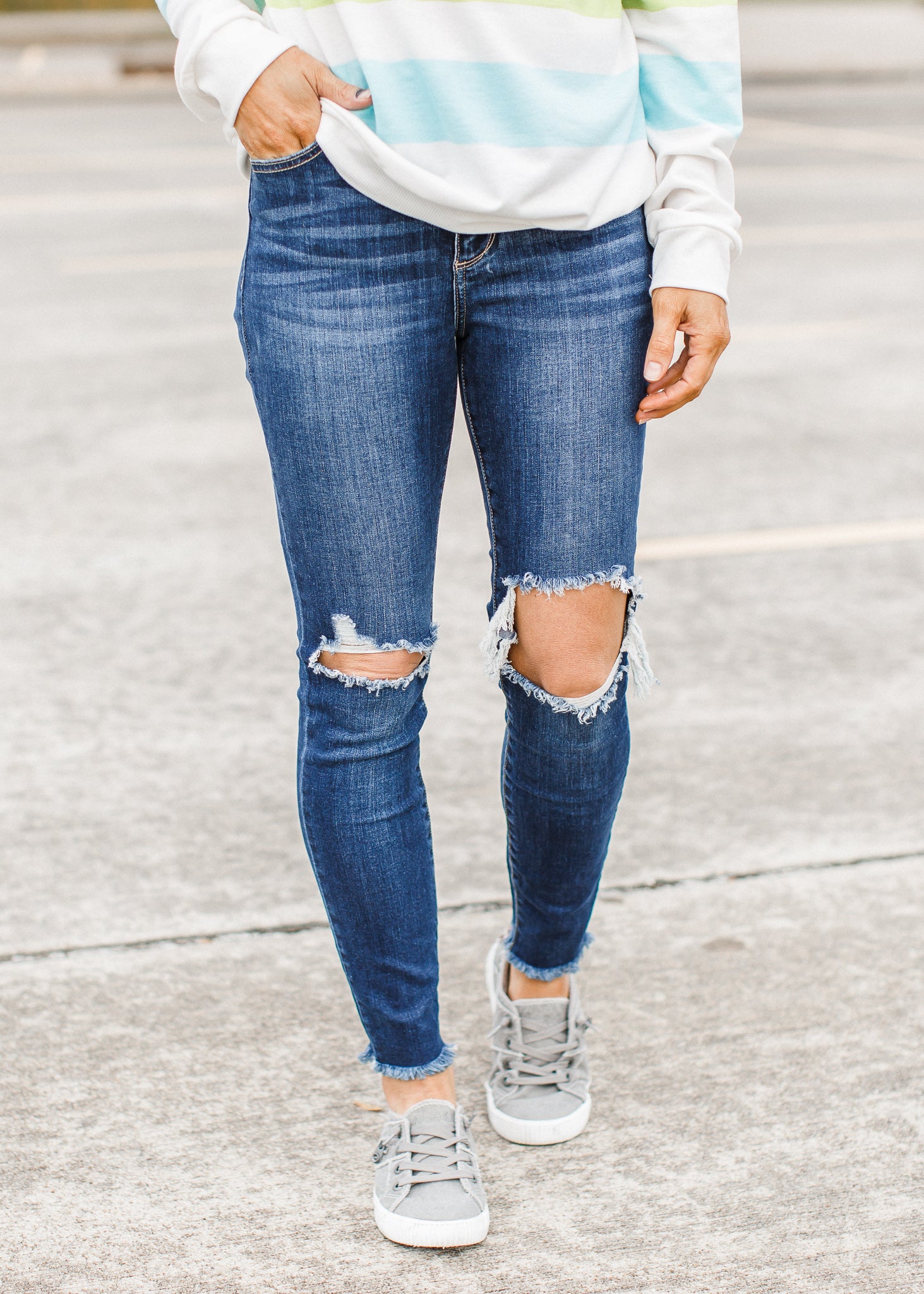 Wonderlijk Mid Rise Knee Hole Jeans (1-22) – Chloe Vs Tank The Boutique OE-33