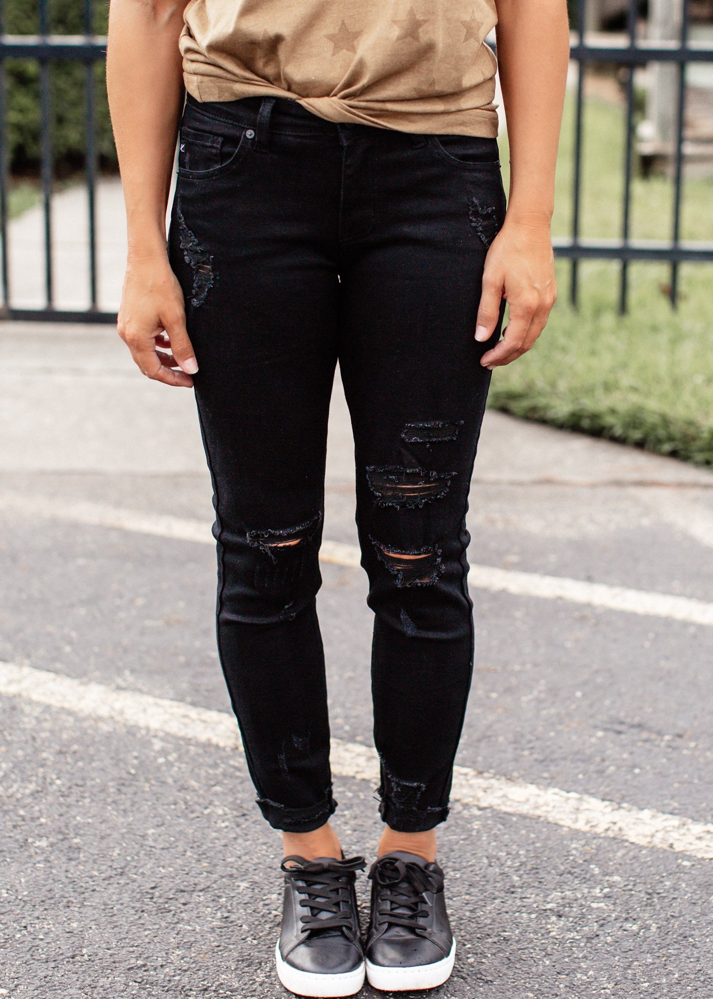 black distressed kancan jeans