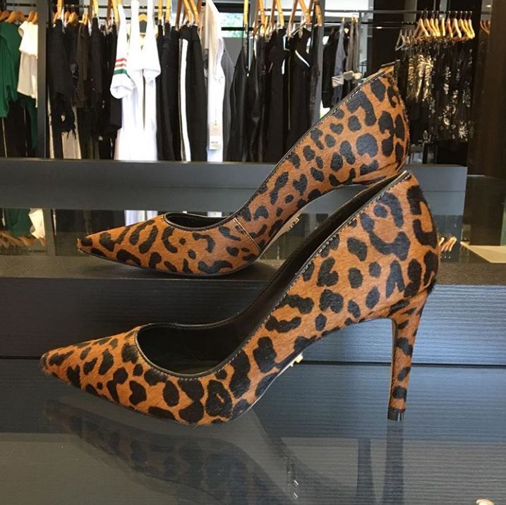 scarpin carrano animal print