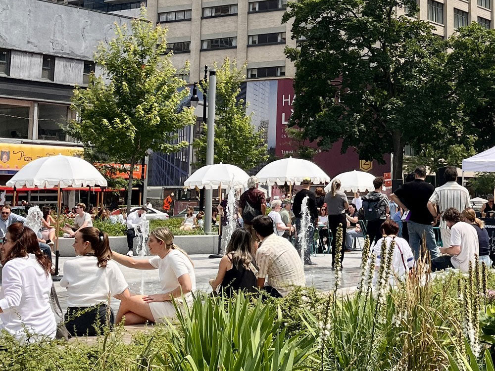 Un aperçu du square Phillips réaménagé, une oasis montréalaise ornée de parasols Basil Bangs.