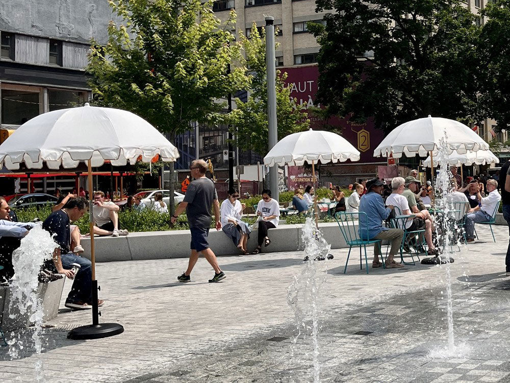 Les parasols de Basil Bangs donnent de l'éclat au square Phillips, un joyau historique du centre-ville de Montréal.