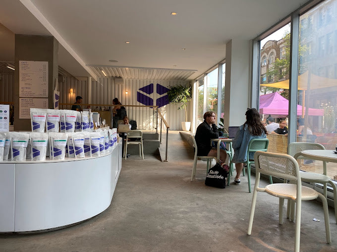 Vue intérieure du magasin phare de Dispatch Coffee sur le boulevard Saint-Laurent, ouvert en novembre 2016.