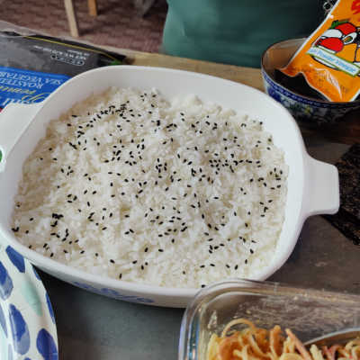 prepared rice with sesame seeds