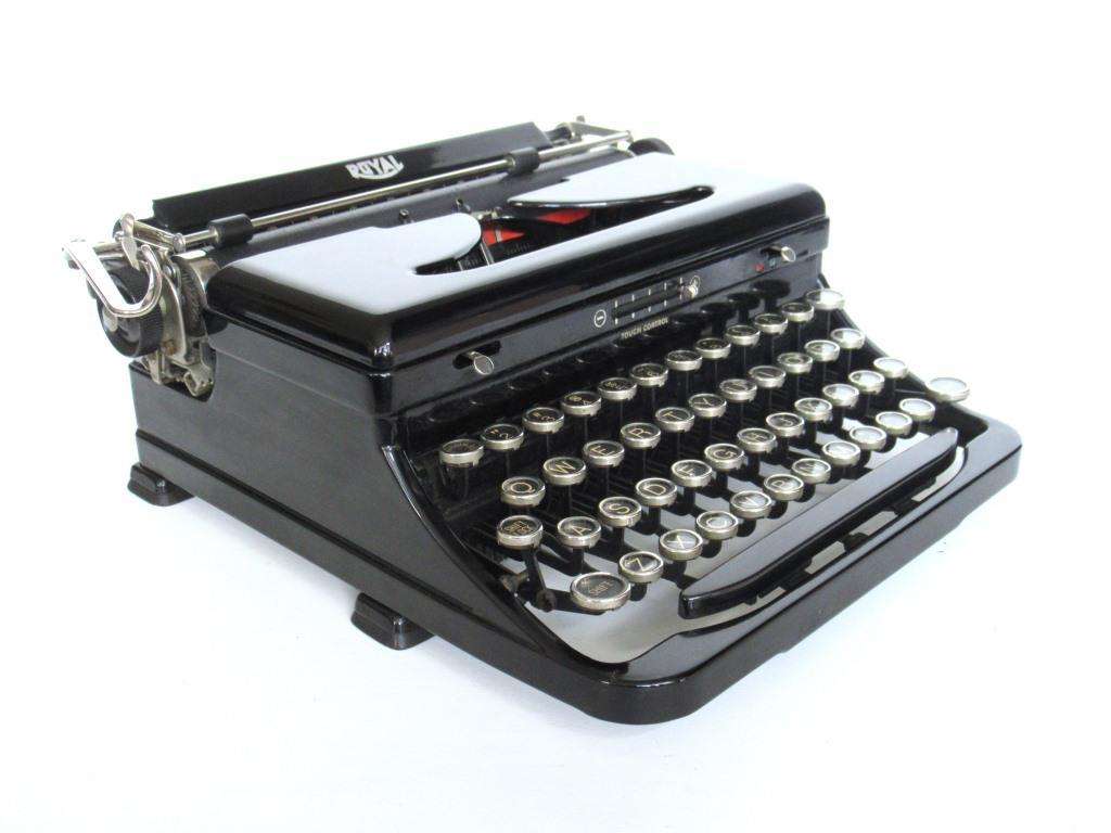 Royal portable typewriter, made in 1937. Black "O" model, fully functi