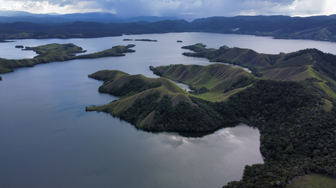 Costa de Indonesia por Sentani