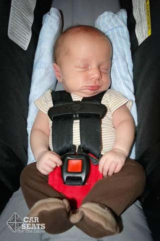 Using your Pillow to prop up your baby in car seat
