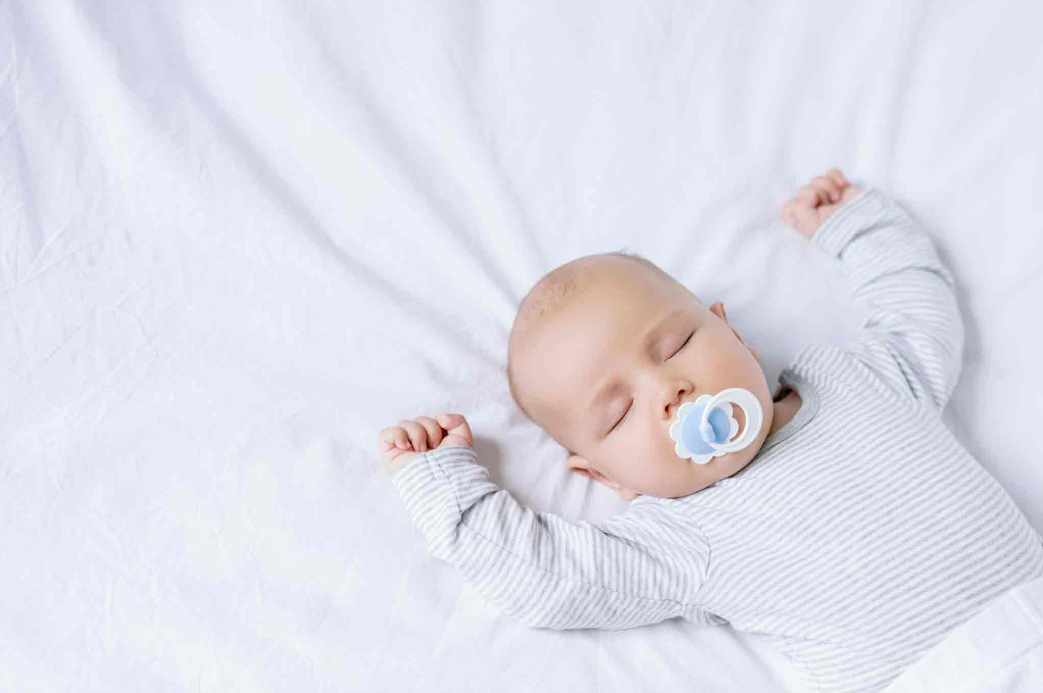baby sleeping safely with dummy
