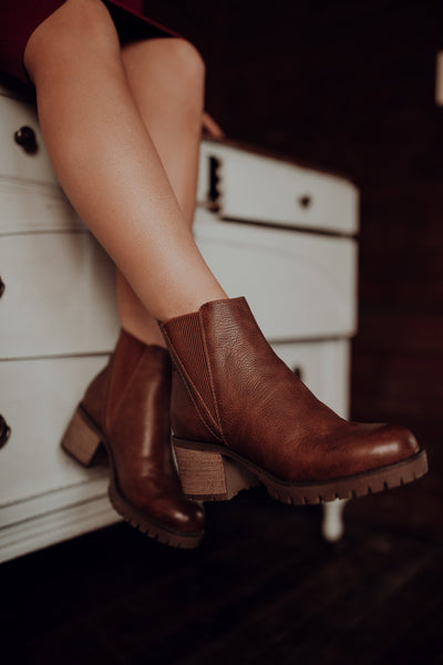 mia jody chelsea boot cognac