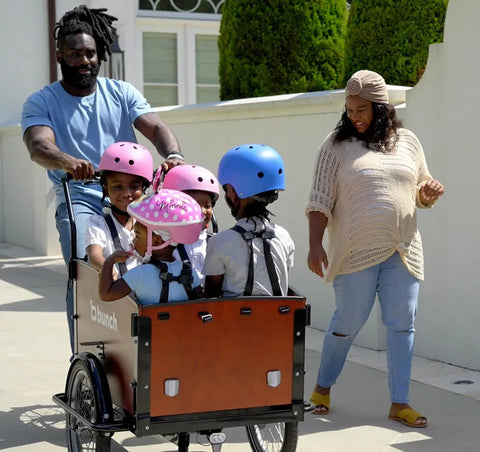 Demario Davis rides electric cargo bike together with his kids and wife