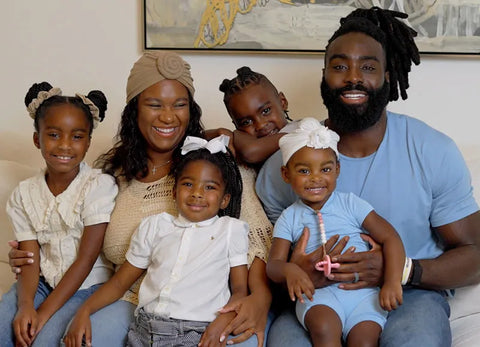 Demario Davis and his family sit on couch