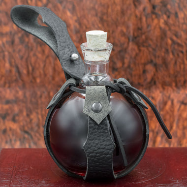 https://cdn.shopify.com/s/files/1/2022/8291/products/skullvikings-viking-norse-larp-larping-potion-mead-flask-bottle-leather-uk_1.jpg?v=1565014444&width=380