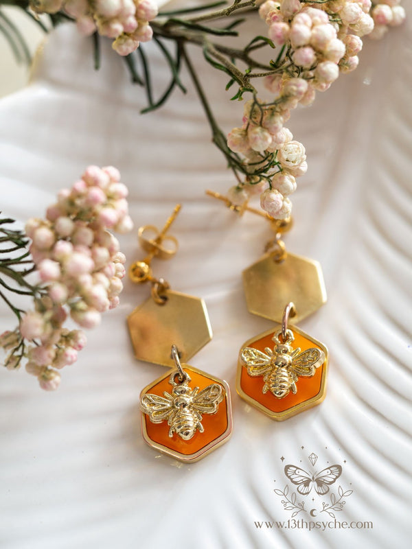 https://cdn.shopify.com/s/files/1/2023/0581/products/amber-hexagon-and-bee-earrings-13th-psyche-466344_600x801.jpg?v=1633476640