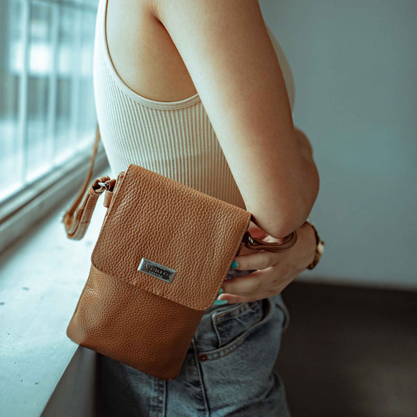 red leather smartphone crossbody wallet — MUSEUM OUTLETS