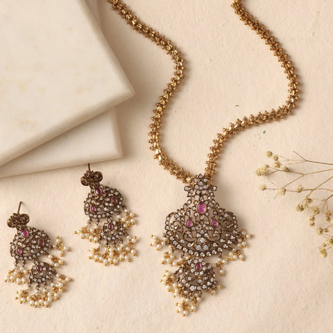 An image of a pendant set with earrings.