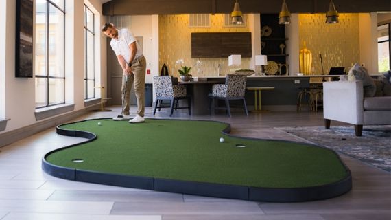 SIGPRO Double Break Putting Green with Golfer