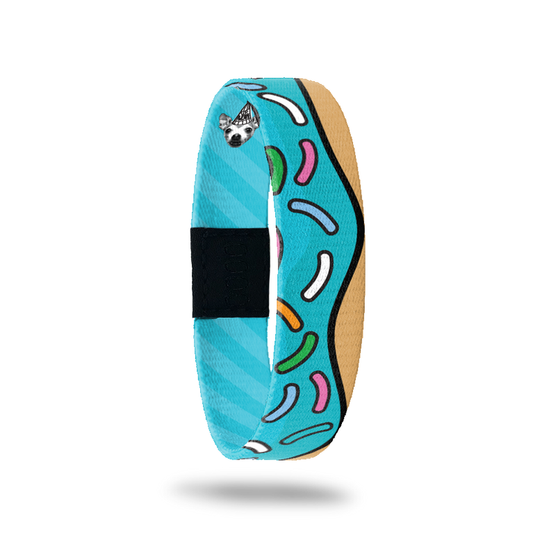 This is a reversible single and a free item if you're part of the birthday club. Each year the design changes. Currently there are two available designs: teal blue with "cake" on one edge and sprinkles all over the ZOX. The other design is the same but comes in 4 colorways with various gradient colors.  You can not pick your color and it will be random. 