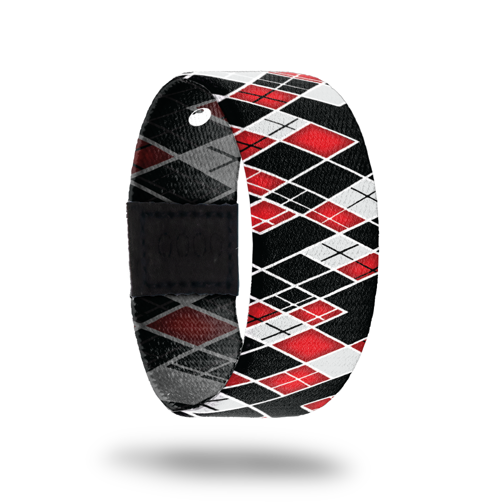Black, white and red diamonds. Inside is the same and says Fools Rush In. Comes with a matching themed lapel pin and collector's box.
