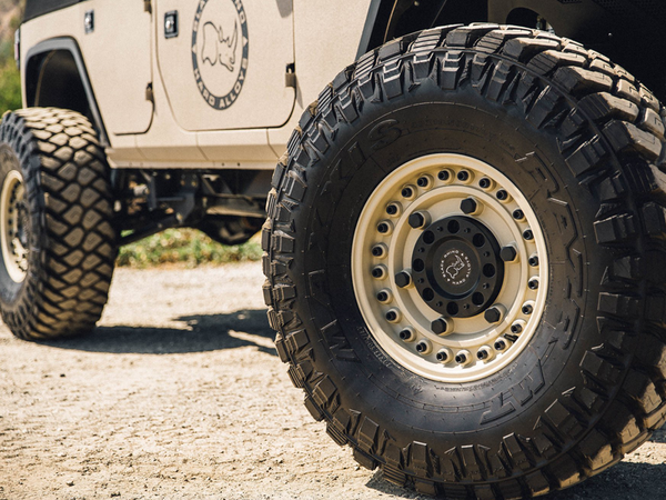 truck-wheels-rims-black-rhino-armory-8-lug-desert-sand-std-700_1024x1024-14_grande.png