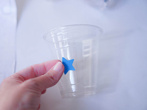 apply a blue star on a clear cup made from kassa adhesive vinyl