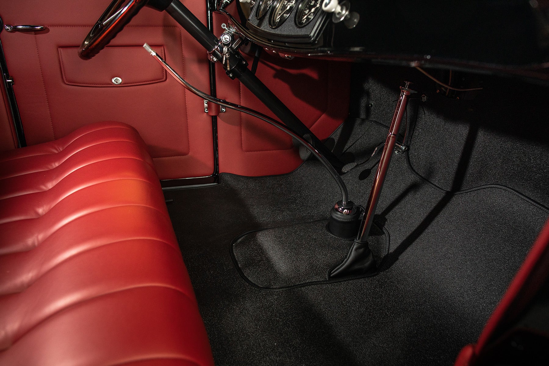 Relicate Napali leather 1932 Ford Roadster Red interior carpet