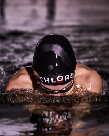 Garçon Dans Un Bonnet De Bain Et Des Lunettes De Natation Dans La Piscine.  L'enfant Est Engagé Dans La Section De Natation.