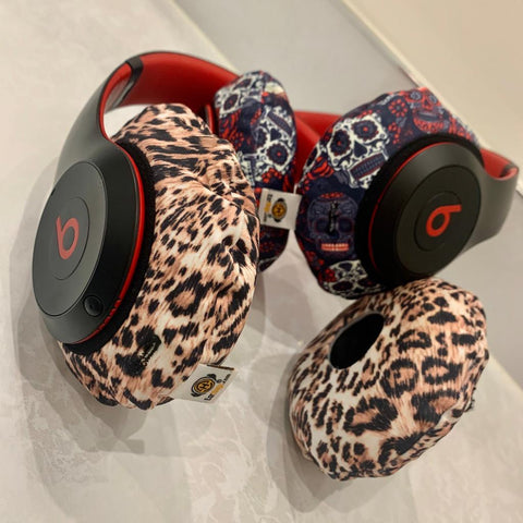 Kopfschmerzen verursachende Beats-Kopfhörer mit Leopardenmuster und Day-of-the-Dead-Cover