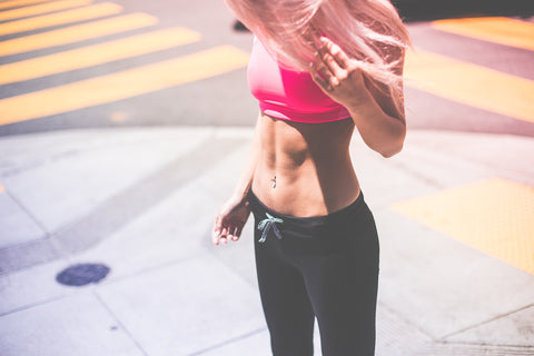 Atleta femenina bajo el sol