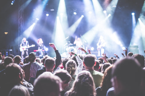 Multitud en un concierto de música con las manos en el aire