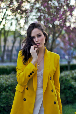 Mujer joven vistiendo abrigo amarillo