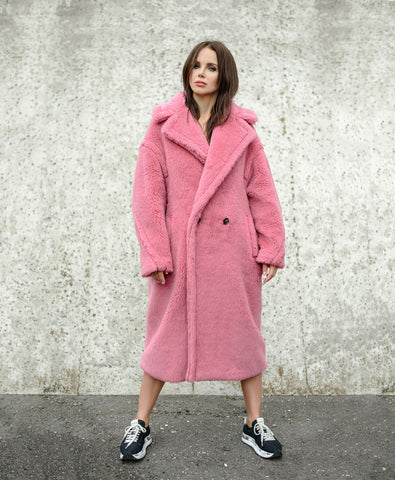 Mujer con abrigo rosa esponjoso