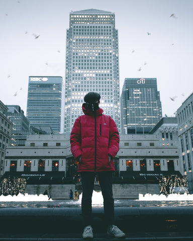Hombre vestido con chaqueta puffa roja en una ciudad